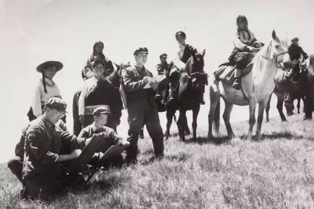 在四川成都部队时身为行军画师的艾轩（左一，下），1973年