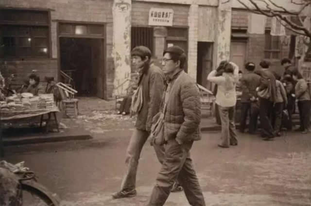 1984年，艾轩在乐山和何多苓在街头行进，孝治平拍摄